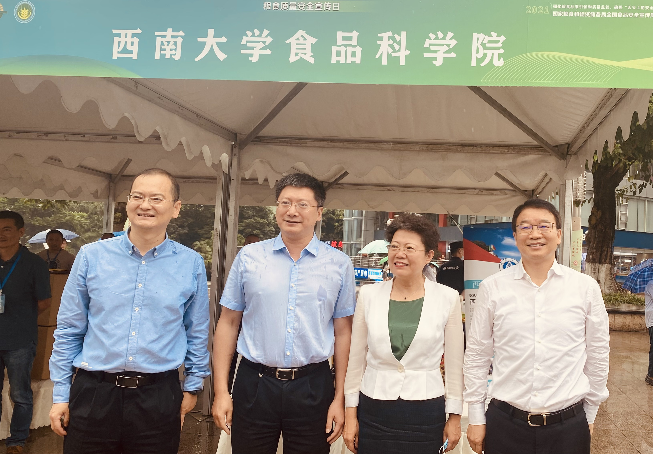 20210627重庆市副市长等人在黄漫
展台了解情况_副本.jpg